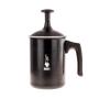 S napeňovačom mlieka od talianskej značky Bialetti vytvoríte krásne hustú, zamatovú mliečnu penu pre domáce cappuccino alebo caffé latte. Kapacita na 330 ml mlieka (nádoba je 3-krát väčšia).